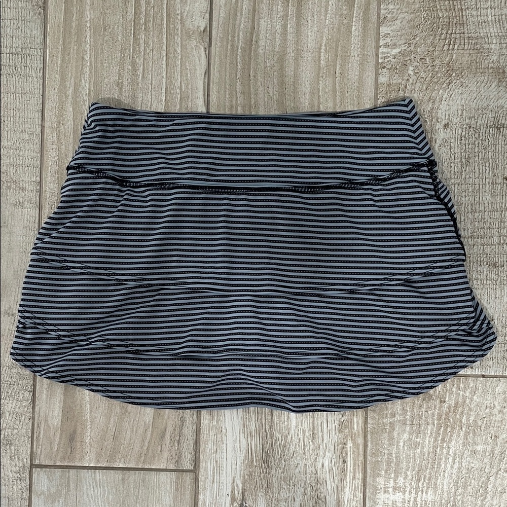 Athleta black and gray striped Swagger skort, size Medium